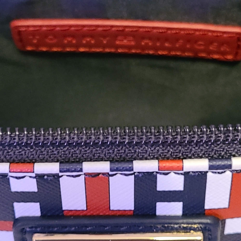 Tommy Hilfiger Large TRAVEL BAG NWT - Picture 2 of 8